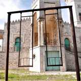 Superati due scheletri di altalene in ferro arrugginito che raccontano il passato di colonia estiva che la dimora ha vissuto, possiamo ora entrare nell�edificio
